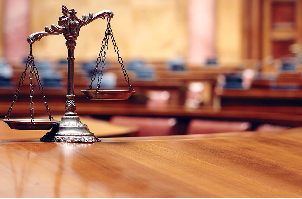 Justitia-Waage im Gerichtssaal Arbeitsgericht