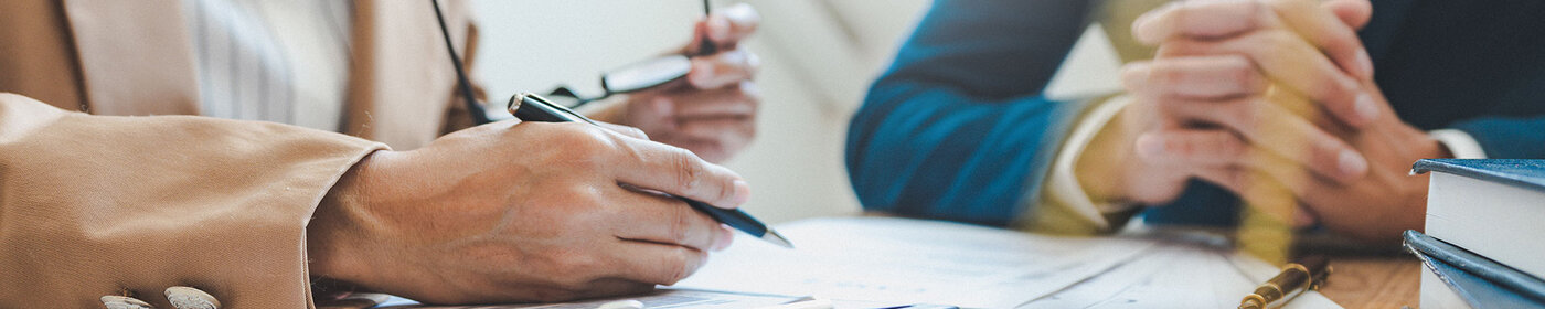 Besprechung über Vertragsdokumente Beratungsgespräch