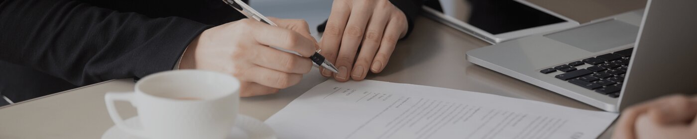 Vertragliches Dokument auf Tisch Vertrag unterzeichnen