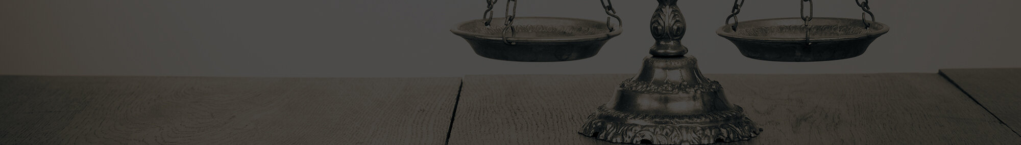 Justitia-Waage auf Tischplatte Waage