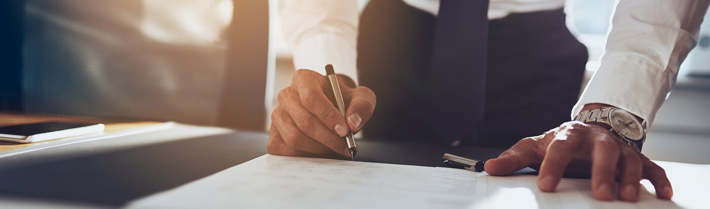 Handschrift am Schreibtisch Knut-Olav Banke – Fachanwalt für Arbeitsrecht in Hamburg