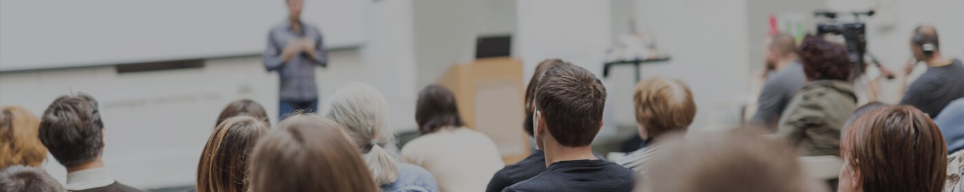 Vortrag vor Publikum im Raum Schulung